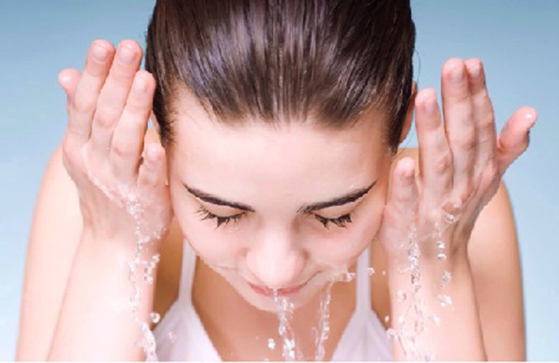 Rửa sạch mắt ngay lập tức bằng nước hoặc dung dịch muối loãng