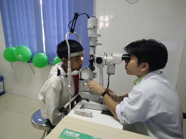 Bệnh viện Mắt Tây Nguyên khám chữa miễn phí cho cậu học trò bị mờ mắt
