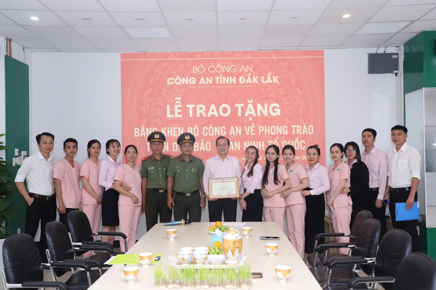 Tập thể Bệnh viện Mắt Tây Nguyên vinh dự nhận Bằng khen của Bộ Công an