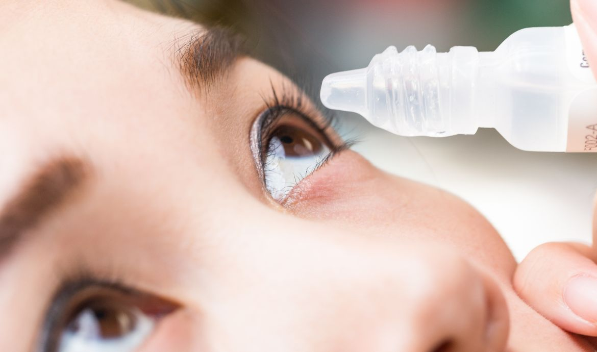 Hình ảnh sử dụng nước nhỏ mắt hợp lý 