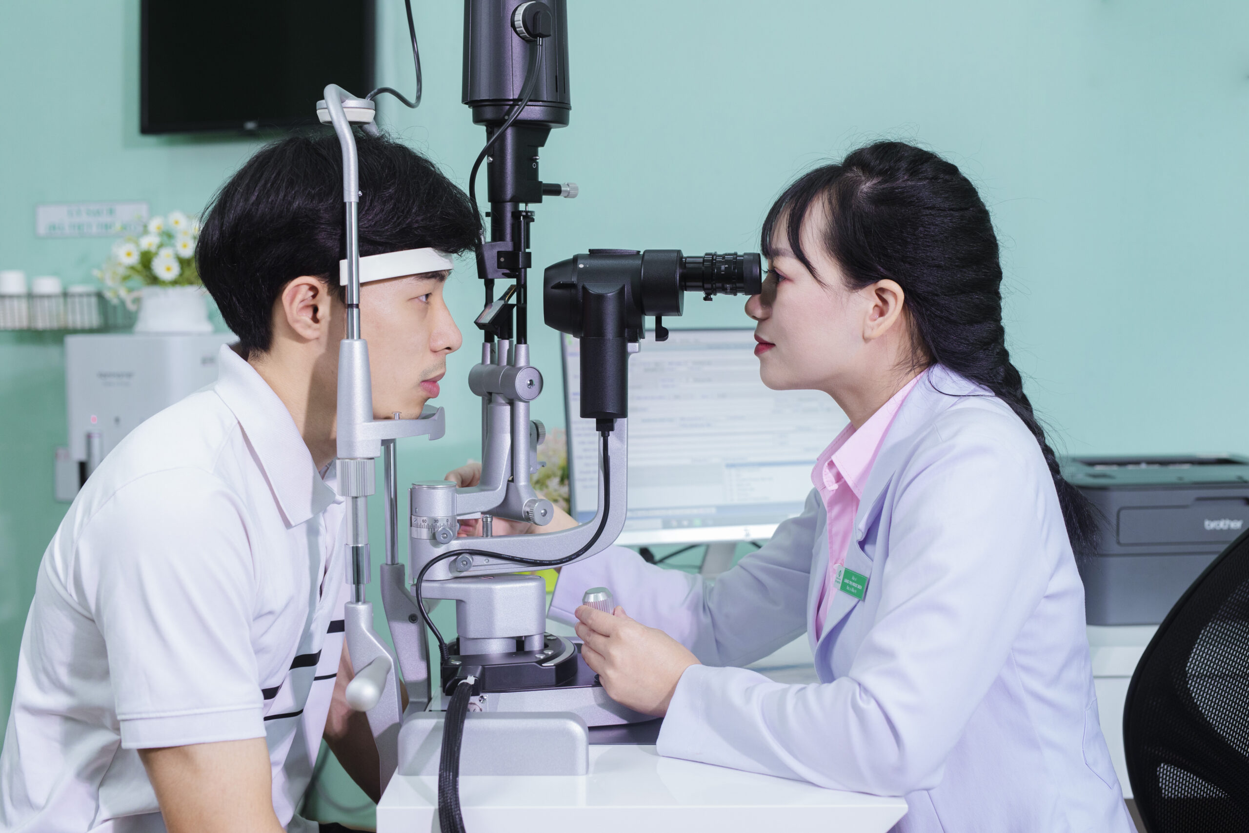 Thăm khám sàng lọc toàn diện trước khi xóa cận