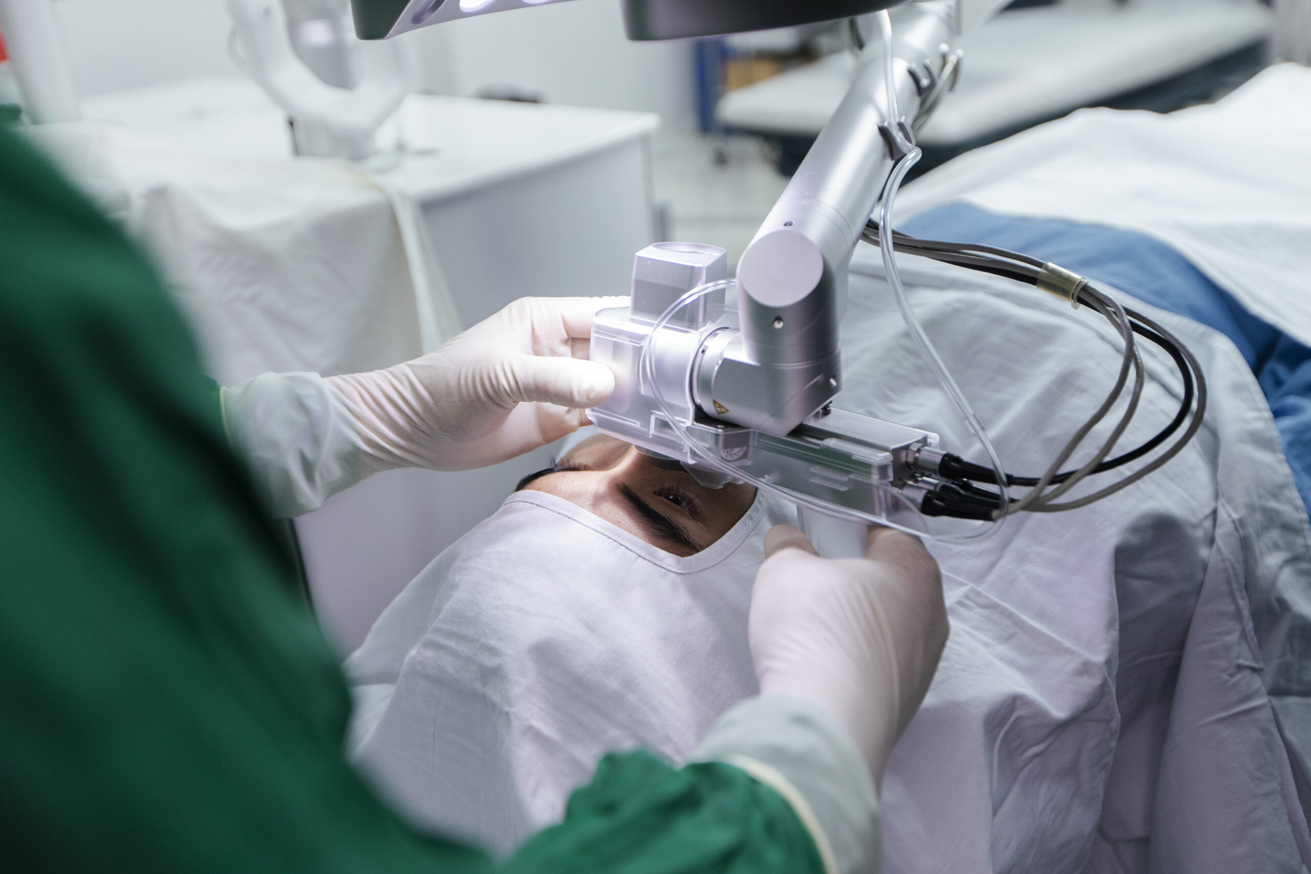 Tiến hành phẫu thuật xóa cận