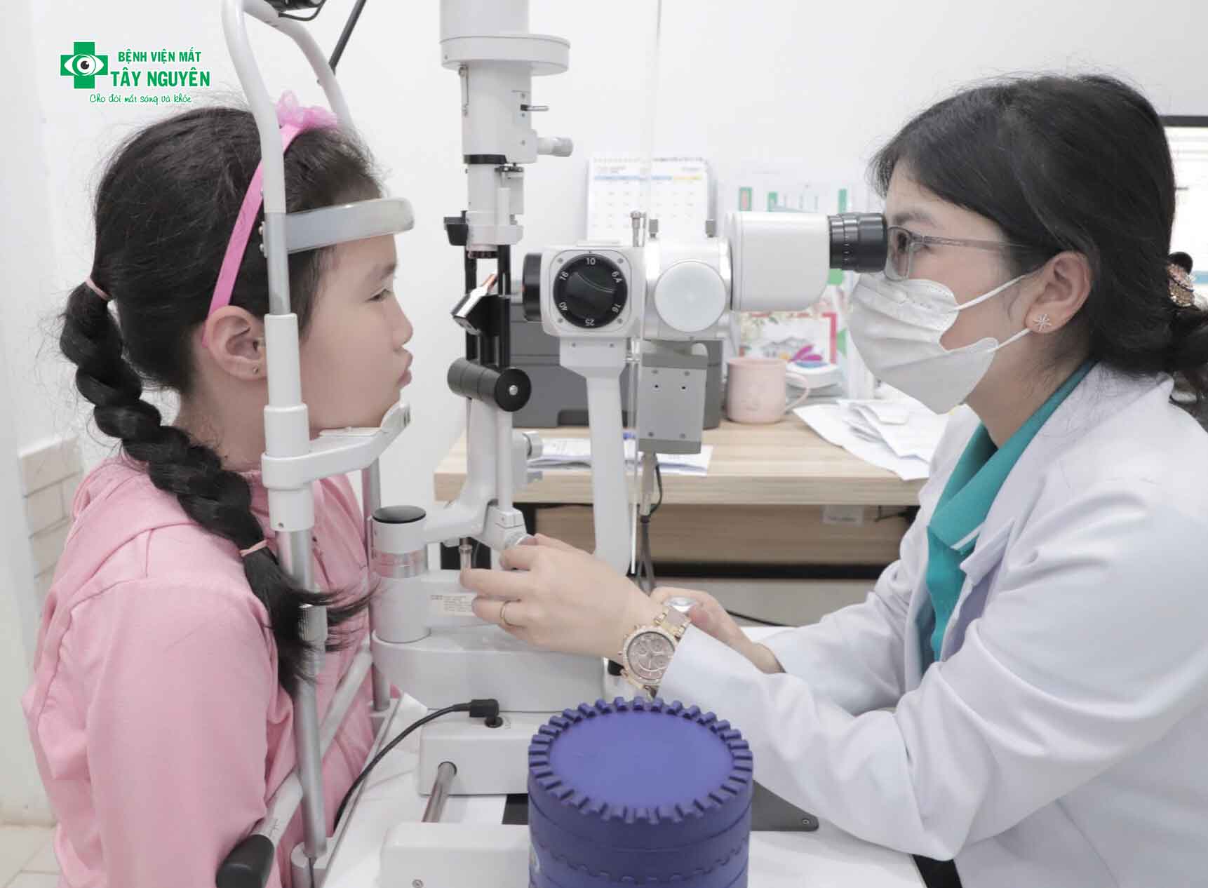 8 dấu hiệu trẻ cần đi khám mắt