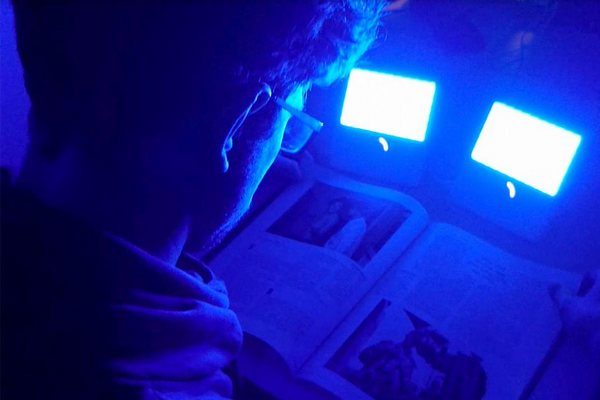 Ánh sáng xanh từ điện thoại tivi, máy tính