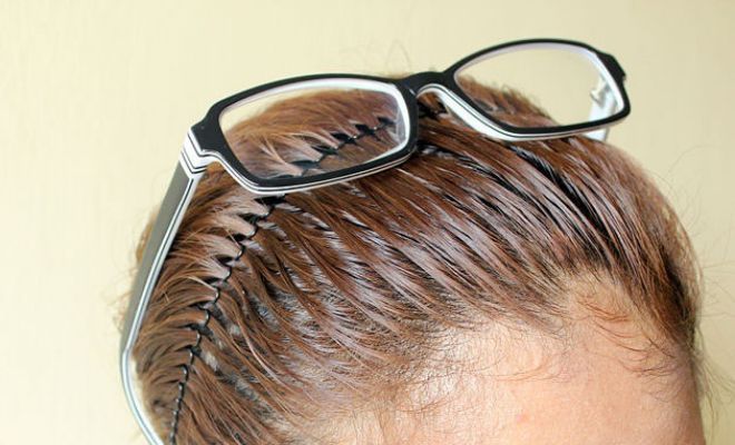 Bảo quản mắt kính bằng cách không đeo kính lên tóc