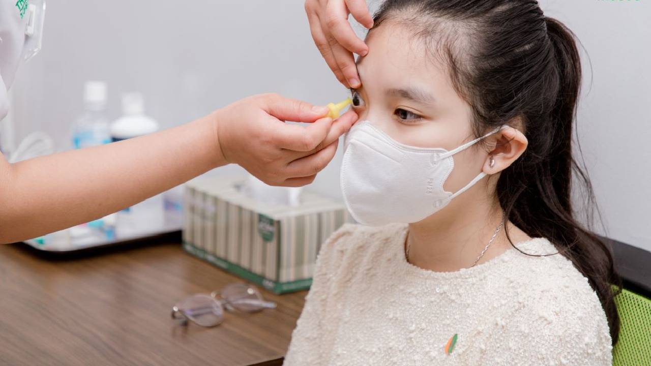                                                           Bé đeo Ortho-k ban đêm