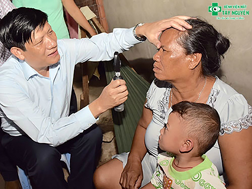 Hàng trăm nông dân trồng hàng bị mù mắt do viêm giác mạc