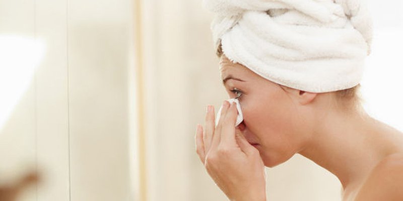 Lâu mắt nhẹ nhàng bằng khăn để bụi bẩn rơi ra ngoài