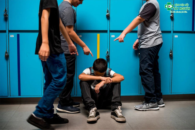 Sự châm chọc sẽ khiến người bệnh dần tự ti và trầm cảm.