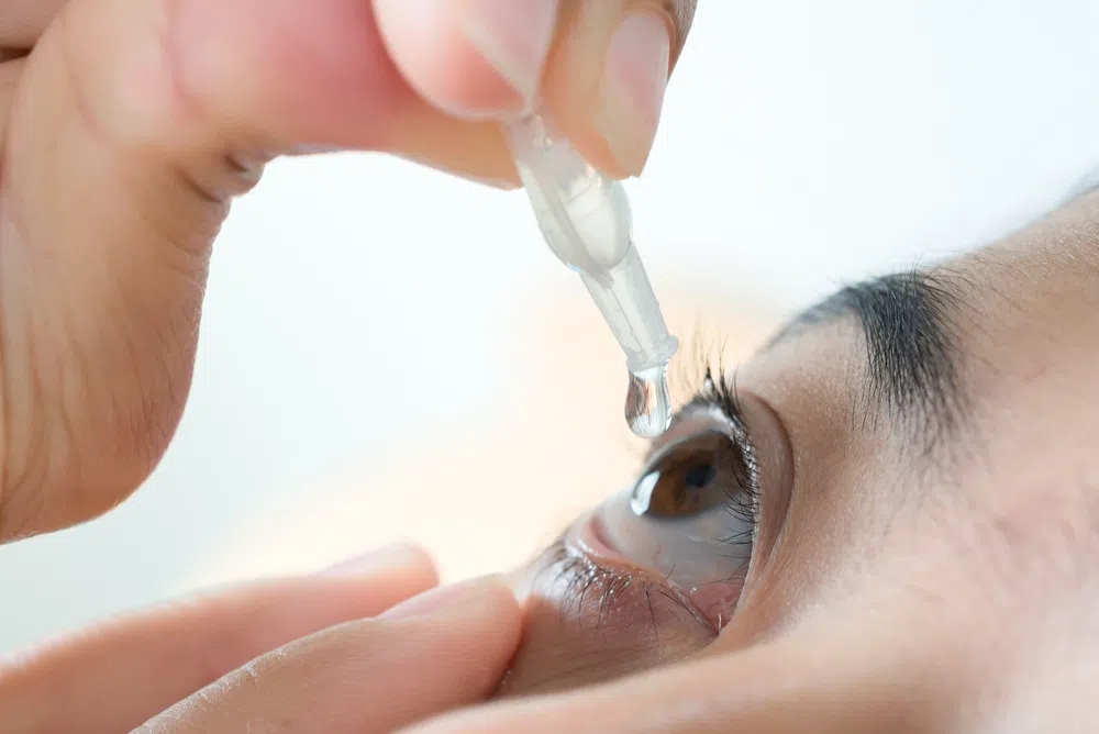 Sử dụng nước mắt nhân tạo để bảo vệ đôi mắt bạn