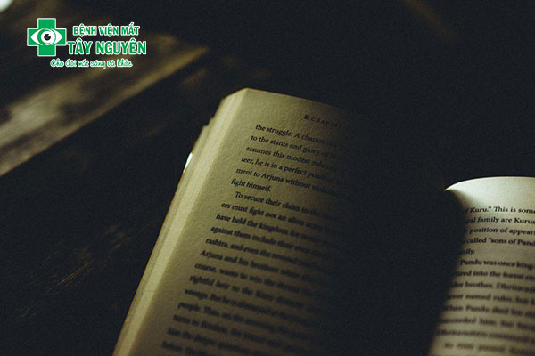 Đọc trong bóng tối sẽ làm suy yếu thị lực