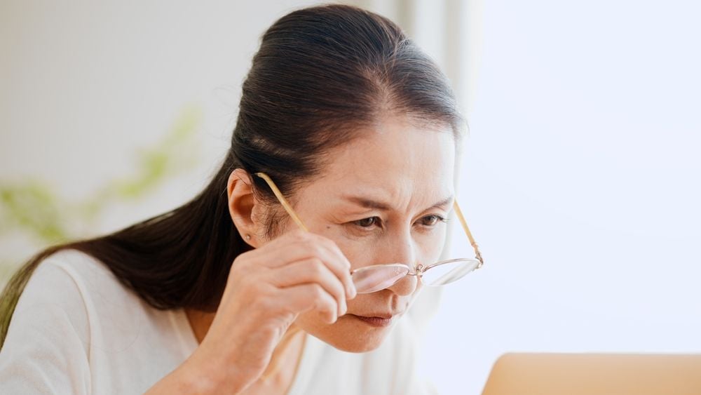 Tập đeo kính đa tròng